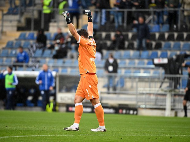 Bielefeld-Keeper Stefan Ortega jubelt über den ersten Saisonsieg.