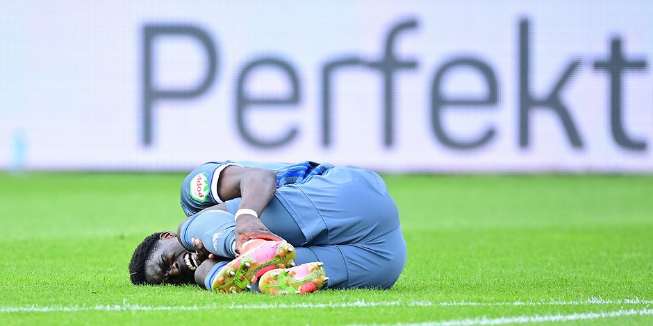Amadou Onana krümmte sich in Osnabrück (2:3) vor Schmerzen am Boden.