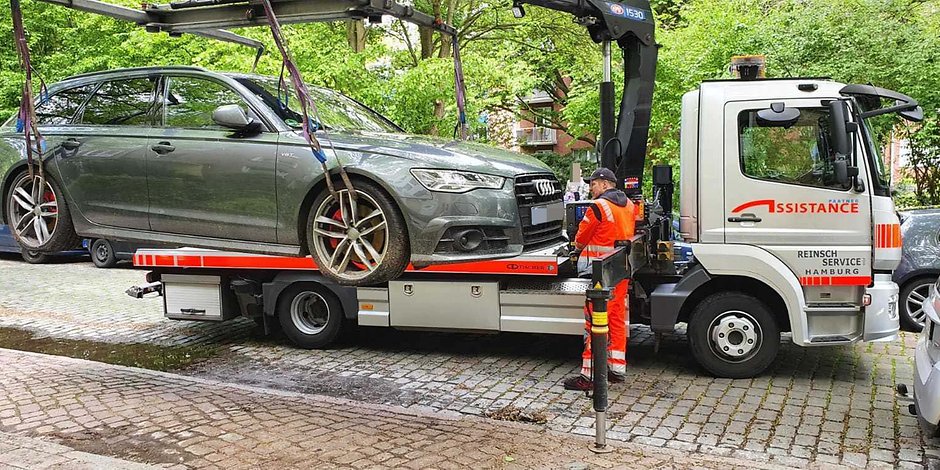 Ein Audi, an dem drei Reifen zerstochen wurden, wird abgeschleppt.