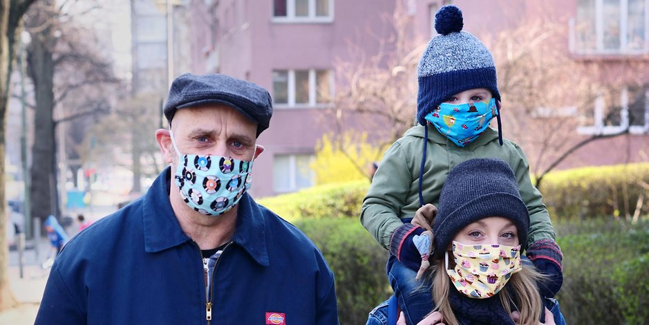 Eine Familie mit selbstgenähten Masken.