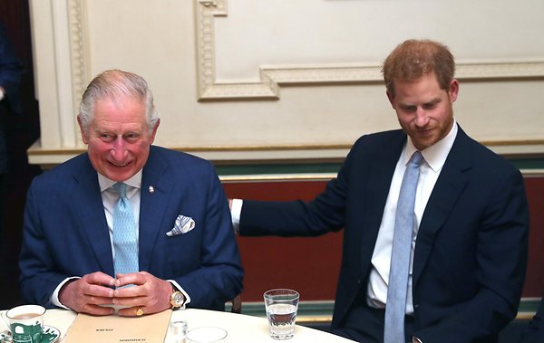 Der britische Thronfolger Prinz Charles will seinen Sohn Prinz Harry und dessen Frau Meghan noch mit Geld aus seinem Privatvermögen unterstützen.