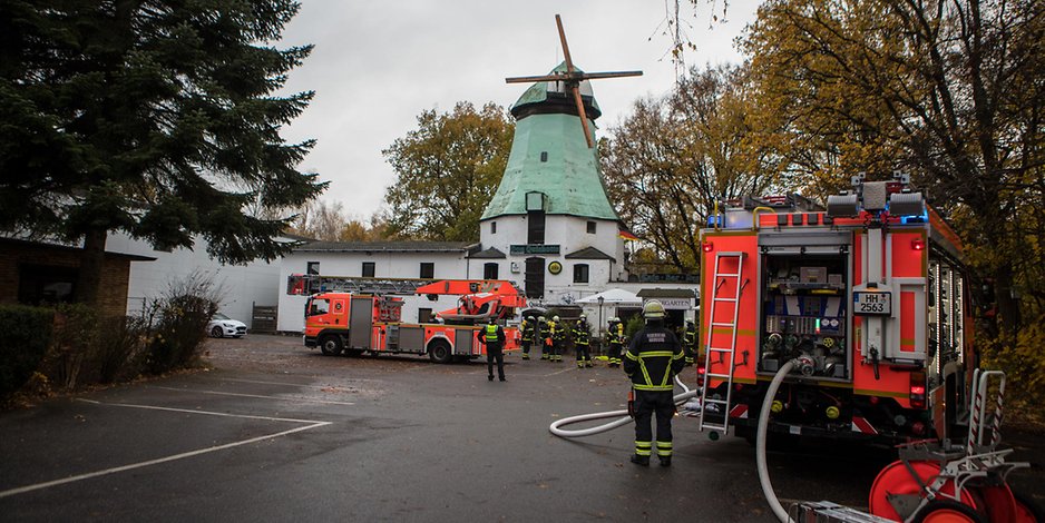 Die Feuerwehr an der Osdorfer Mühle.