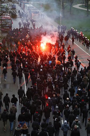 Auf dem Weg zum Kiez brennen die St. Pauli-Fans Pyrotechnik ab.