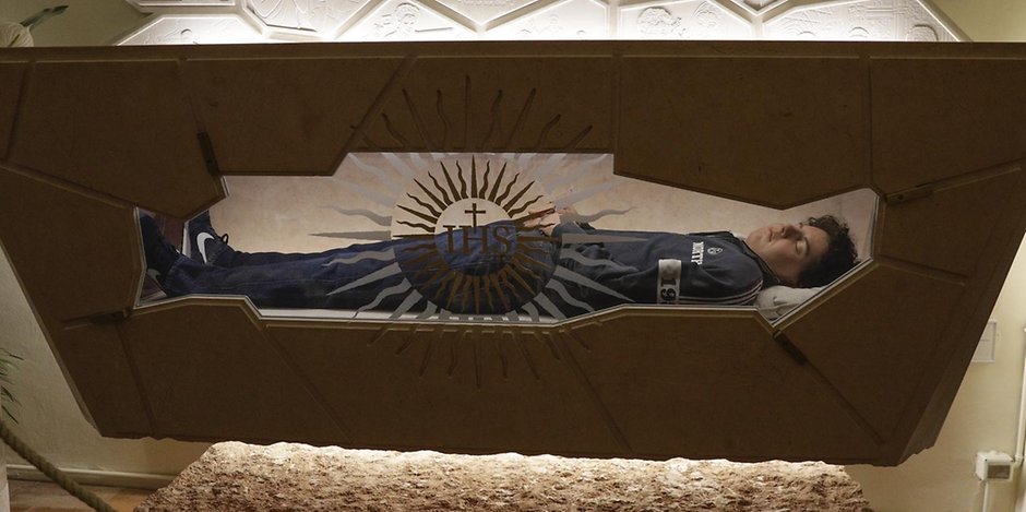 Der Leichnam von Carlos Acutis wurde exhumiert, präpariert, nachmodelliert und dann in einem Glassarg aufgebahrt.