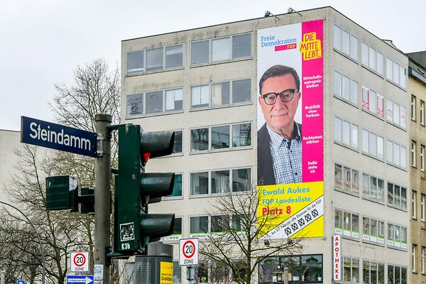 Mit einem gigantischen Wahlplakat am Steindamm macht der FDP-Politiker Ewald Aukes Werbung in eigener Sache.