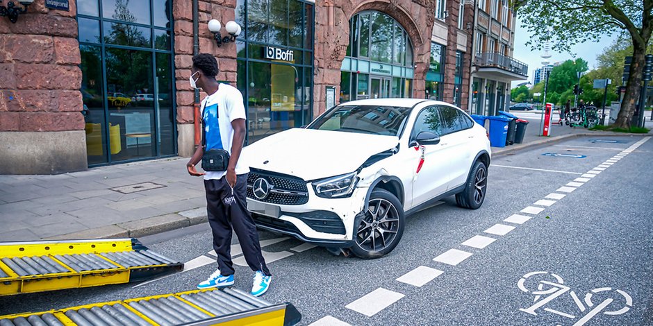 Amadou Onana vor seinem lädierten Mercedes