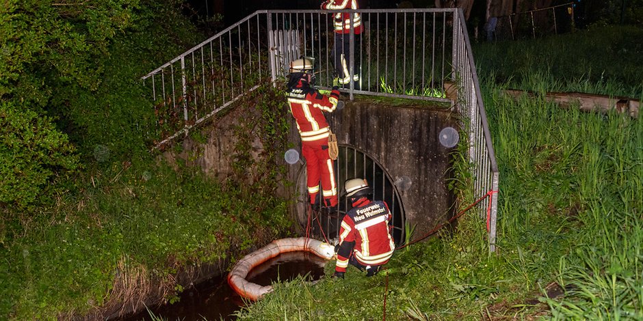 Die Feuerwehr suchte in der Nacht nach der Quelle der roten Färbung.