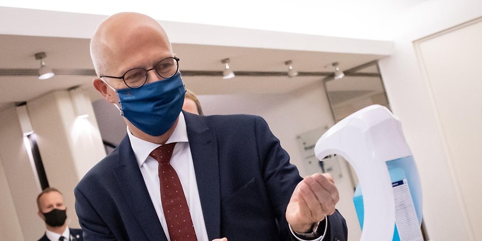 Hält sich an Maskenpflicht und Hygieneempfehlungen: Hamburgs Erster Bürgermeister Peter Tschentscher (SPD).