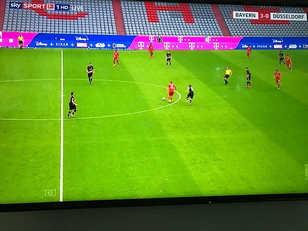 Bei der Partie zwischen Bayern und Düsseldorf (5:0) am 30. Mai wurde das neue Sky-Zeichen links unten eingeblendet.