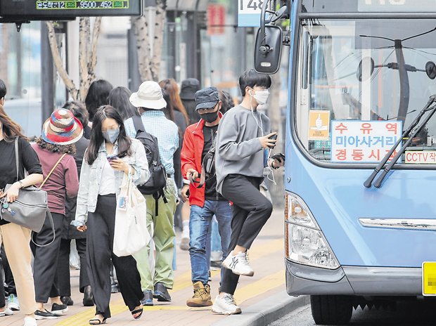 In Seoul darf in manchen Stadtteilen nur noch mit dem Bus fahren, wer zuvor von einer Corona-Kabine grünes Licht bekommen hat.