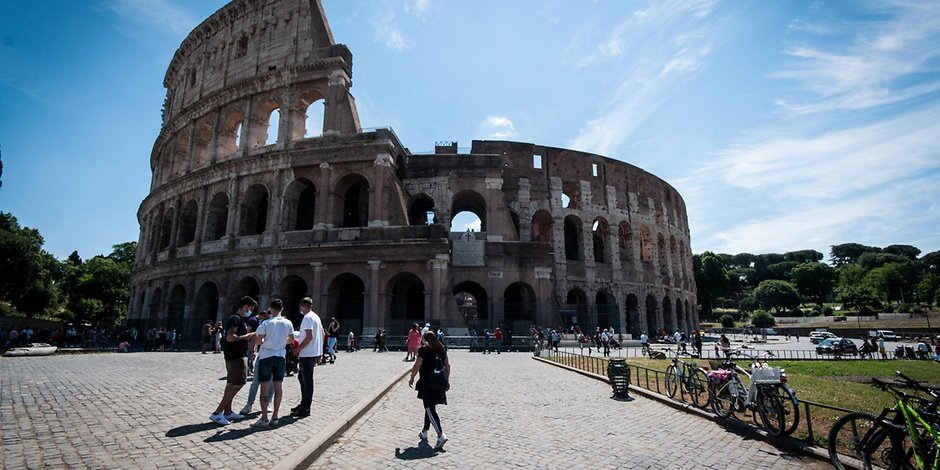 Am Kollosseum in Rom treiben sich bereits wieder erste Touristen herum.