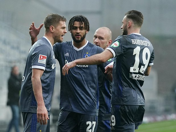Doppeltorschütze Simon Terodde (l.) und der HSV bejubeln den 2:1-Sieg in Darmstadt.