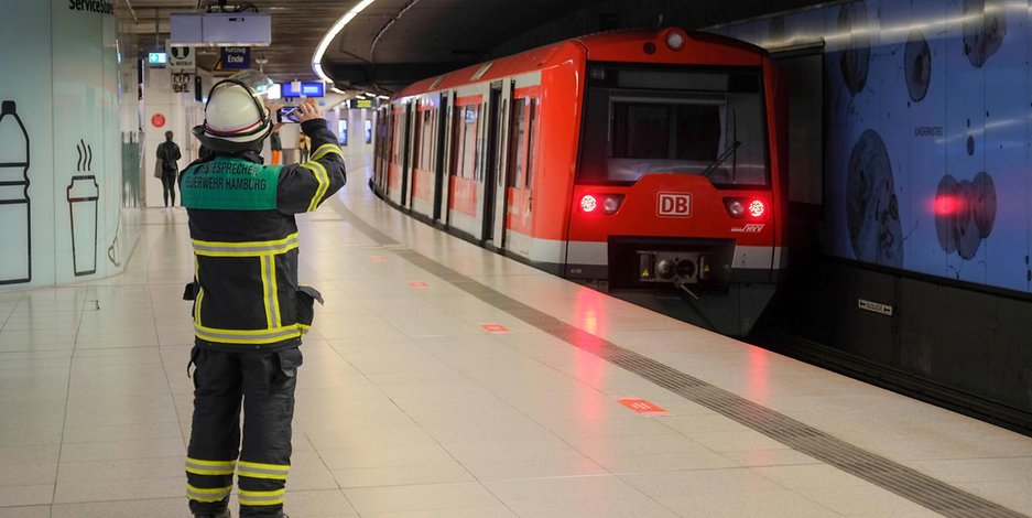 Die Personen aus den betroffenen Zügen mussten über den Jungfernstieg evakuiert werden. 