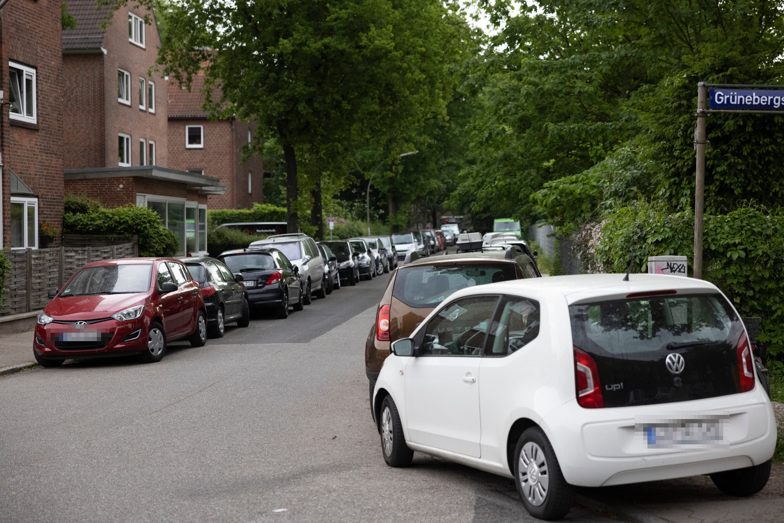 Straßen wie hier die Grünebergstraße in Altona quellen über vor lauter Parkplatzsuchenden.