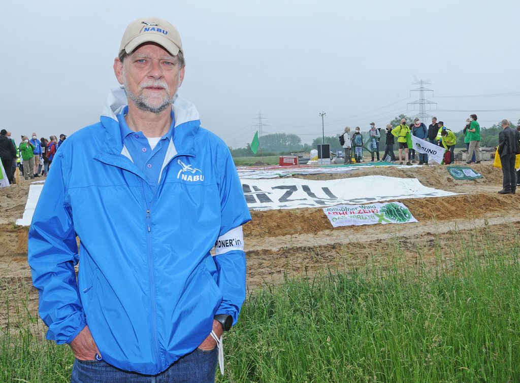 Malte Siegert, Vorsitzender des Hamburger Nabu, auf dem Baufeld der zukünftigen A26-Ost.