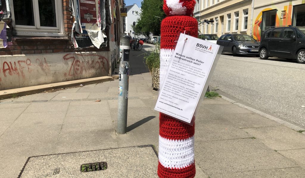 Ringel in Rot-Weiß: Poller in Hamburg tragen jetzt Pudelmütze.