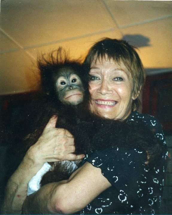 Barbara Ossenkopp mit einem Orang-Utan auf dem Arm