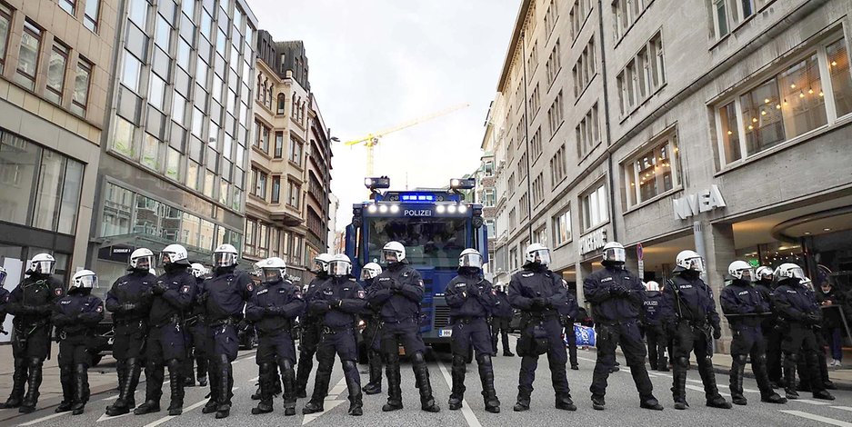 Corona-Demo in Hamburg: Polizisten und ein Wasserwerfer sperren den Jungfernstieg ab.