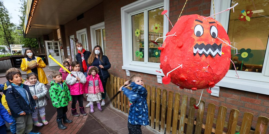 Am Dienstag zerschlugen die Kinder des Deutsch-Spanischen Kindergartens die Corona-Piñata.