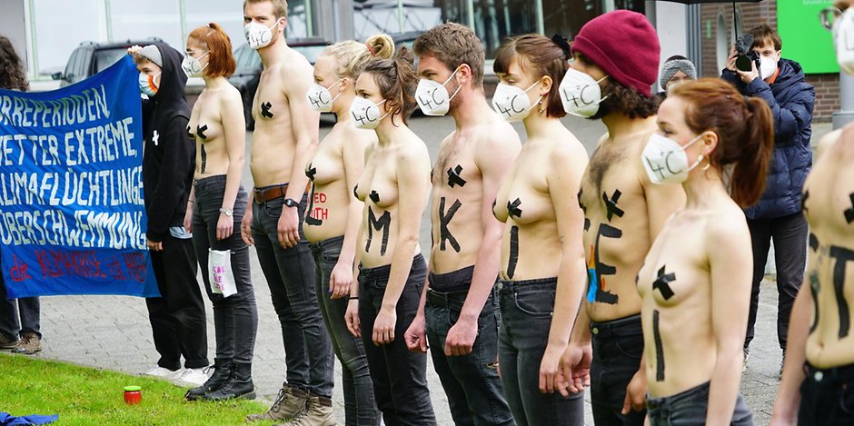 Demo vor Gruner + Jahr: Aktivisten von „Extiction Rebellion“ fordern mehr Berichterstattung über Klimakrise und Artensterben.