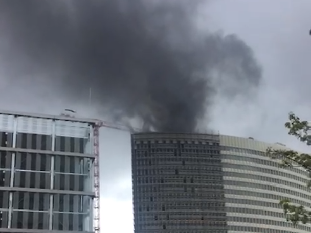 Eine dunkle Rauchwolke zog am Montagmorgen über das Hermes-Gebäude in Bahrenfeld.