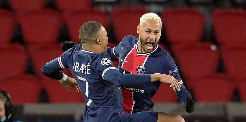 Torschütze Neymar (r.) und Kylian Mbappé feiern das 1:0 von Paris Saint-Germain gegen RB Leipzig.