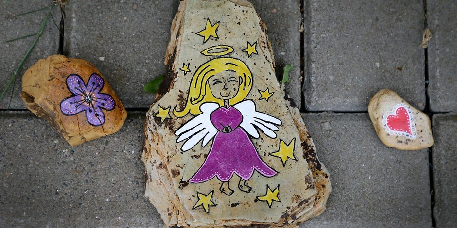Bemalte Steine liegen vor dem Eingang einer Kindertagesstätte in Viersen.