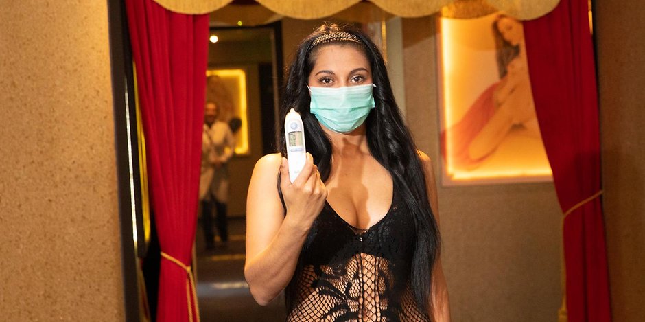 Eine Prostituierte zeigt ein Fieber-Messgerät im „Geizhaus“. Das Foto entstand, bevor Bordelle durch die derzeit gültige Allgemeinverfügung geschlossen wurden.