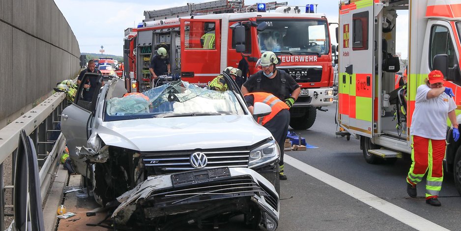 Das völlig demolierte Auto nach dem Unfall auf der A73 in Forchheim bei Bayern.
