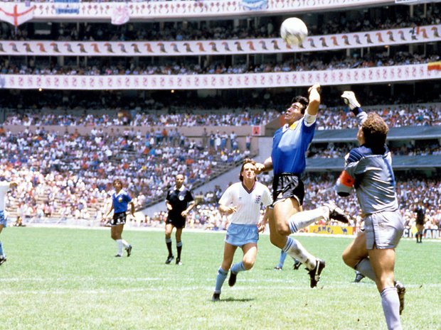 Legendär bleibt „die Hand Gottes“, mit der Maradona bei der WM 1986 im Viertelfinale gegen Englands Keeper Peter Shilton zum 1:0 in Mexiko trifft.