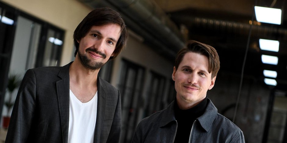 Die Gründer von „The Buzzard“ Felix Friedrich (r) und Dario Nassal. 