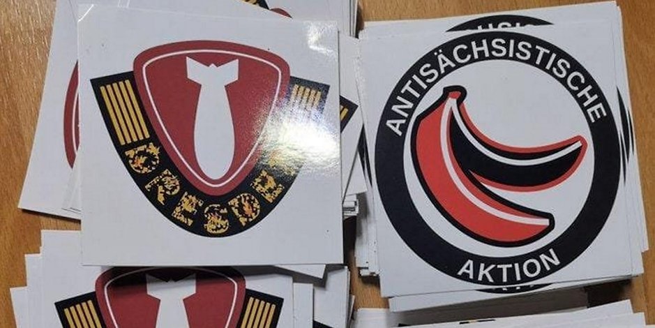 Diese Aufkleber mit dem modifizierten Logo von Dynamo Dresden sorgten für Aufregung.
