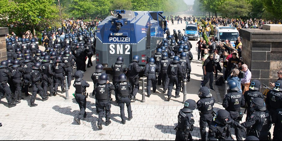 Krawall vorprogrammiert: Beim Spiel Dynamo Dresden gegen Türkgücü München rückten 1100 Polizisten mit einem Wasserwerfer an, um die Fans in Schach zu halten. 