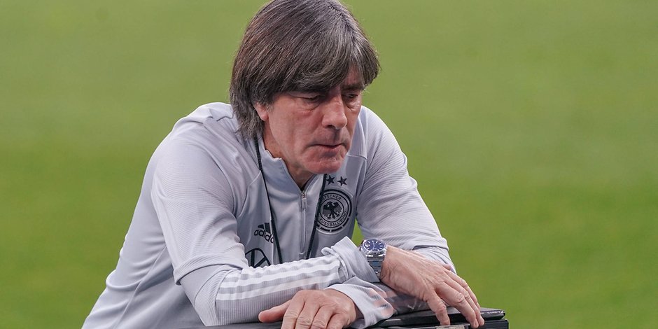 Joachim Löw hat unter den Fans nicht mehr den gewohnten Rückhalt. Die Mehrheit wünscht sich einen neuen Bundestrainer.