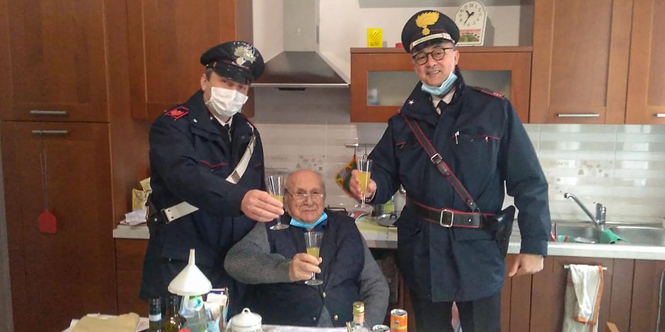 Weihnachten mit der Polizei: Weil er sich allein fühlte und mit jemandem anstoßen wollte, rief ein 94-Jähriger nahe Bologna den Notruf.
