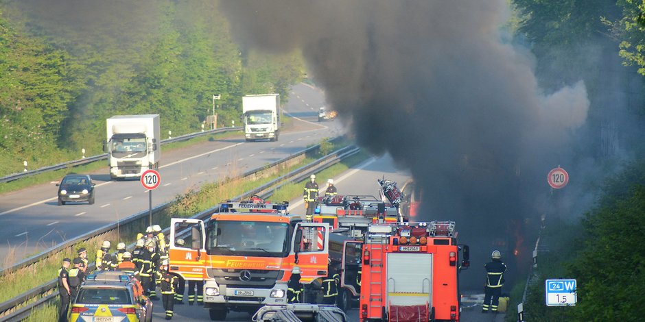 Die Feuerwehr bei den Löscharbeiten. Die A24 wurde in Richtung Hamburg voll gesperrt.