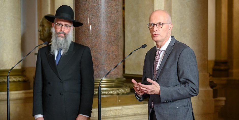 Peter Tschentscher (SPD), Hamburgs Bürgermeister, mit Shlomo Bistritzky (l), Landesrabbiner von Hamburg, vor dem Hamburger Rathaus am Dienstag. 