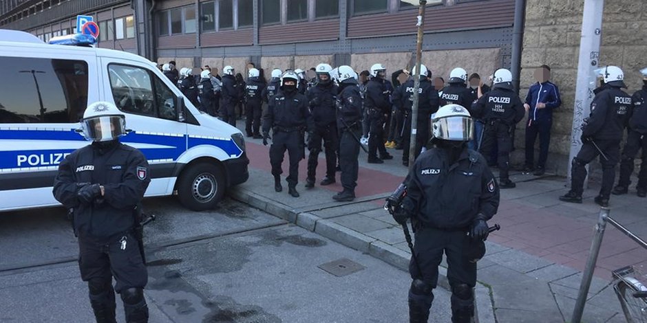 Über Stunden festgehalten: 36 junge Demonstranten wurden am Samstagabend am Hauptbahnhof von der Polizei festgesetzt.