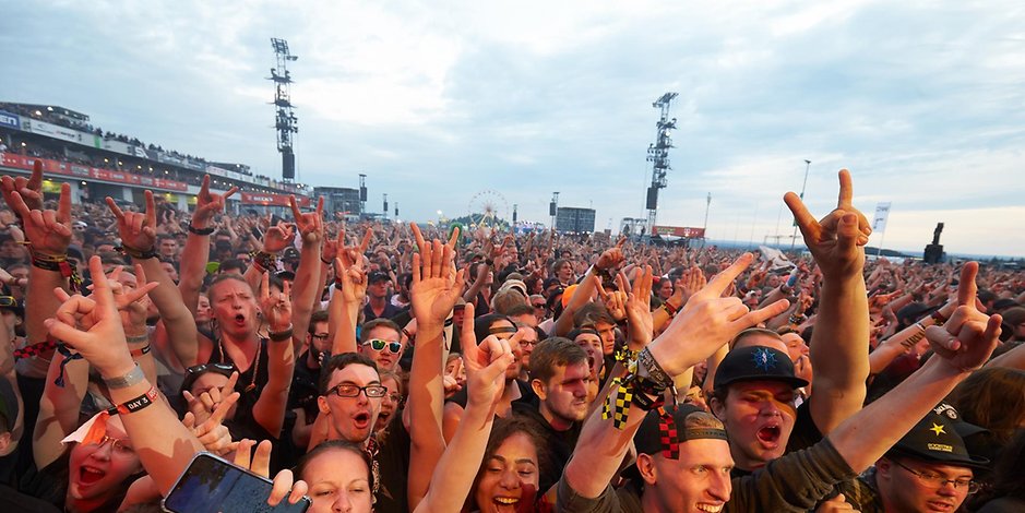 Das Festival Rock am Ring fällt aufgrund der Corona-Krise in diesem Jahr aus. Unser Symbolbild wurde im Juni 2019 während des Auftritts der Rockband Tenacious D. aufgenommen. 