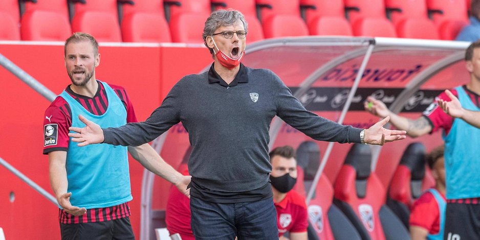 Trat Kaiserslauterns Cheftrainer Jeff Saibene aus bislang ungeklärten Gründen von hinten in die Beine: Ingolstadts Sportdirektor Michael Henke