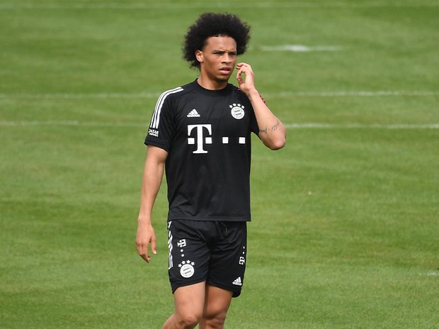 Bayern-Neuzugang Leroy Sané kam zum ersten Training der Münchner gleich mal zu spät.