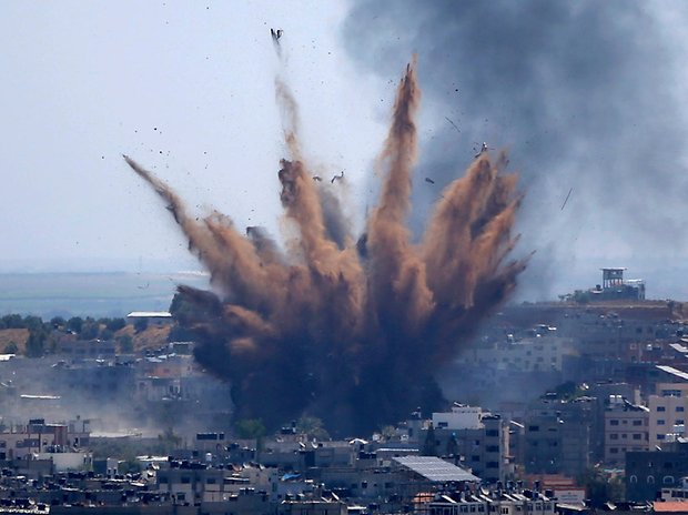 Rauch steigt auf nach einem israelischen Luftangriff im Gazastreifen.