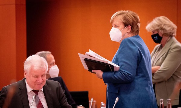 Bundeskanzlerin Angela Merkel (CDU) und Innenminister Horst Seehofer (CSU): Das Kabinett und die Länderchefs haben drastische Maßnahmen für den November beschlossen.