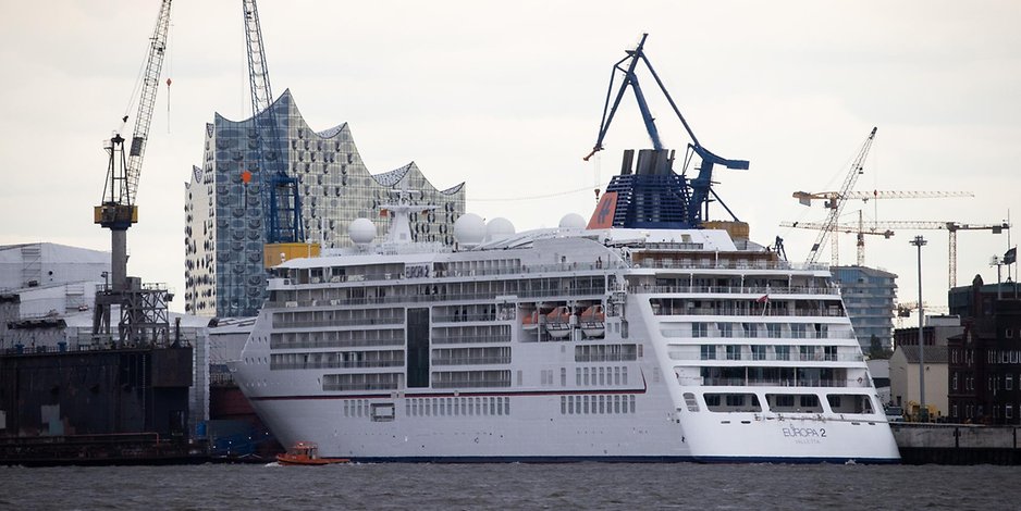 Hamburg: Das Kreuzfahrtschiff MS Europa 2 der Reederei Hapag-Lloyd Kreuzfahrten liegt an einem Kai der Werft Blohm+Voss. Das Schiff ist laut Hamburger Hafenverwaltung für den Bezug von Landstrom am Terminal Altona zertifiziert. Bei der Versorgung gibt es nach Auskunft des Senats aber Probleme. 