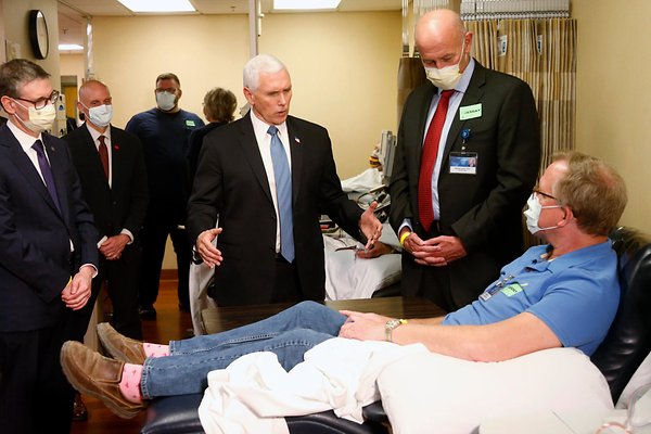 US-Vizepräsident Mike Pence (ohne Maske) bei einem Krankenhaus-Termin am 28. April 2020 in Rochester, wo er mit dem vom Coronavirus genesenen Patienten Dennis Nelson spricht. 