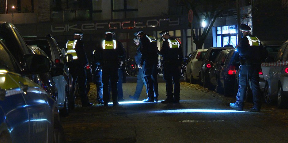 Rosenhofstraße in Hamburg: Polizisten suchen nach dem Projektil, das bei einem Schuss abgefeuert worden ist. 