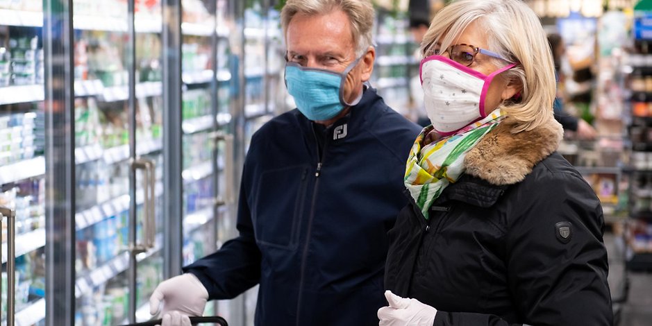 Edeka Bleise in Lohbrügge appelliert an seine Kunden, beim Einkaufen einen Mund- und Nasenschutz sowie Handschuhe zu tragen.