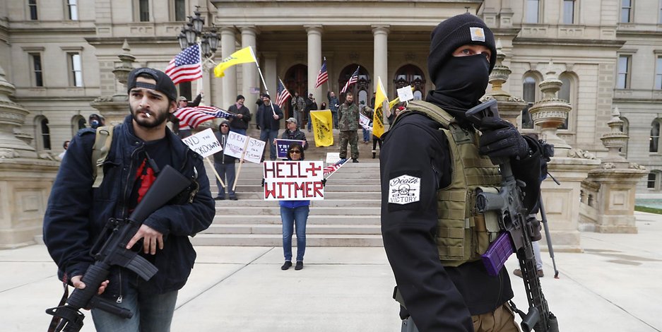 Schwer bewaffnete Demonstranten vor dem Capitol in Lansing, Michigan.