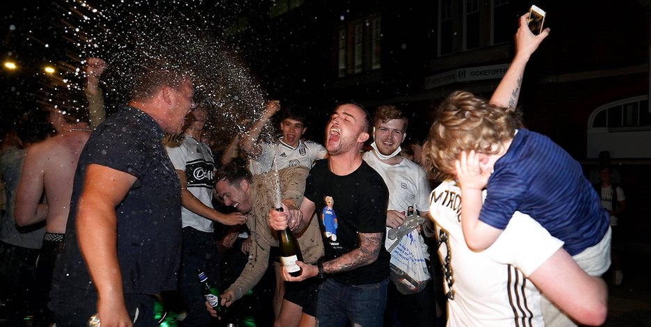 Fulhams Fans kannten beim Feiern keine Grenzen.