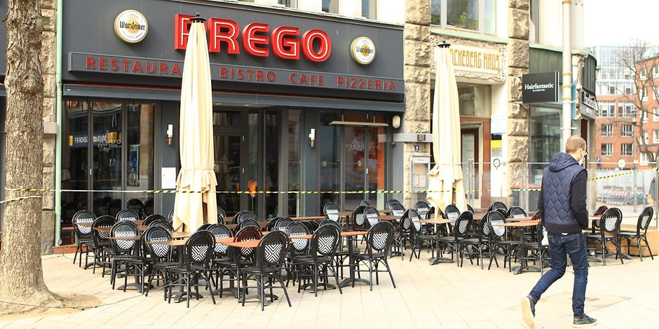 Diese leeren Stühle in der Hamburger Innenstadt könnten zu Pfingsten wieder besetzt sein.